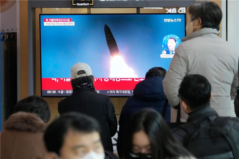 Nordkorea-Raketen: Japan will UN-Sicherheitsratssitzung Eine Nachrichtensendung, zu sehen auf einem Bildschirm im Bahnhof von Seoul, zeigt das Archivbild eines nordkoreanischen Raketenstarts.