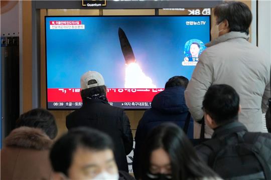Eine Nachrichtensendung, zu sehen auf einem Bildschirm im Bahnhof von Seoul, zeigt das Archivbild eines nordkoreanischen Raketenstarts.
