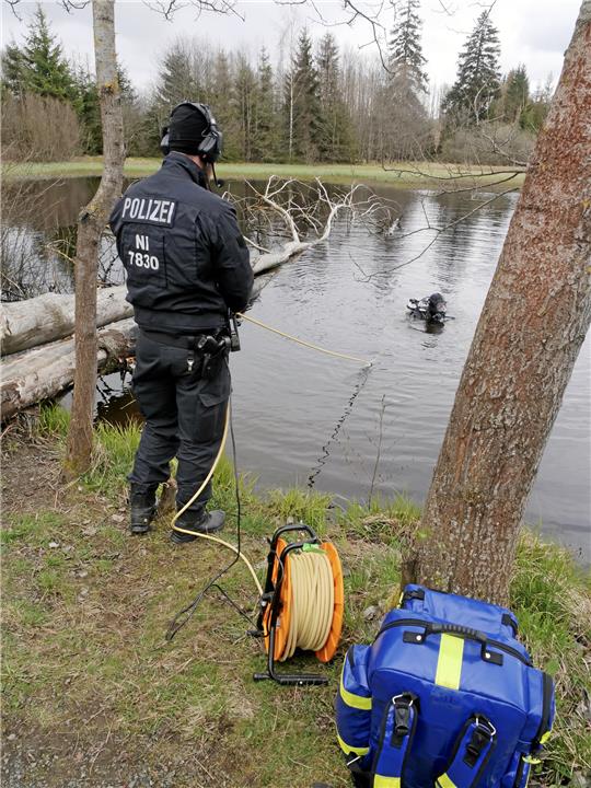 Eine Nacht und einen Tag suchen die Einsatzkräfte den Mann im und am Marienteich. Am Ende finden Taucher seine Leiche. Foto: Potthast