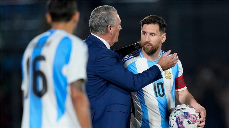 Niederlage für den Weltmeister: Messi sauer auf Referee Eine Niederlage für den Weltmeister