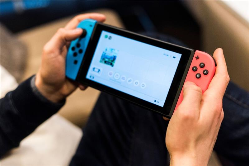 Nintendo senkt Jahresprognose Eine Nintendo Switch.