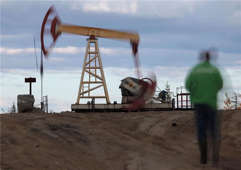 Krieg gegen die Ukraine: So ist die Lage Eine Öl-Tiefpumpe steht in der Nähe der Stadt Usinsk, 1500 Kilometer nordöstlich von Moskau. Die EU und Australien wollen Russland vorgeben, zu welchem Preis es sein Erdöl auf dem Weltmarkt verkaufen darf.