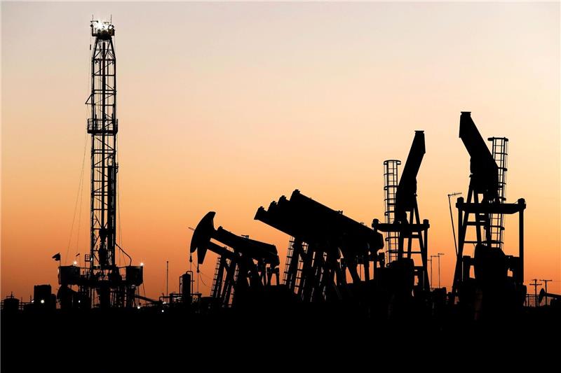 Umweltschützer: Öl- und Gasfirmen stark auf Expansionskurs Eine Ölbohrplattform steht am Ende einer Reihe von Pumpen in Odessa (USA).