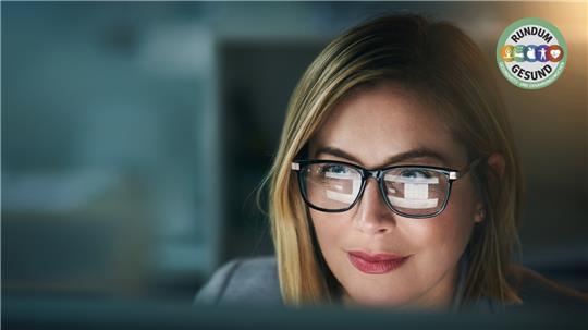 Eine PC-Brille ist immer eine Einstärkenbrille. Die falsche Sehhilfe kann zu Nackenproblemen führen. Foto: iStock