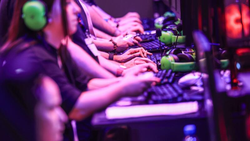 Großer Andrang bei Gamescom - Verband sieht positive Zukunft Eine Paradies für Computerspieler: Die Gamescom hat geöffnet.