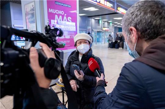 Eine Passagierin, die von Chongqing nach Madrid geflogen ist.