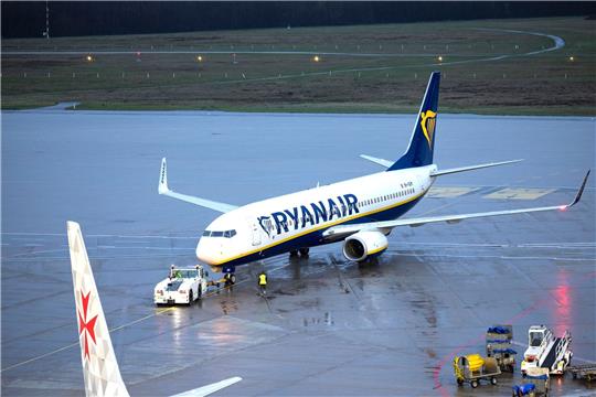 Eine Passagiermaschine der Fluggesellschaft Ryanair auf dem Flughafen Köln/Bonn.