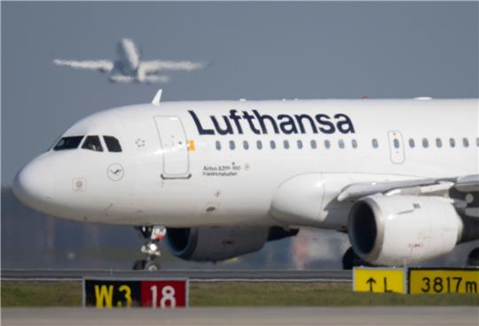Eine Passagiermaschine der Lufthansa auf dem Flughafen Frankfurt.