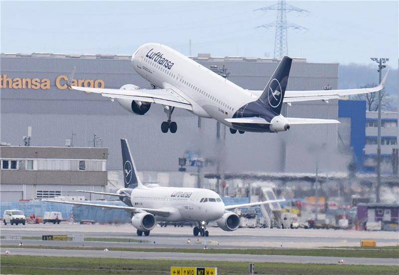 Technische Störung bei Lufthansa: Ausfälle und Verspätungen Eine Passagiermaschine der Lufthansa startet vom Flughafen Frankfurt.