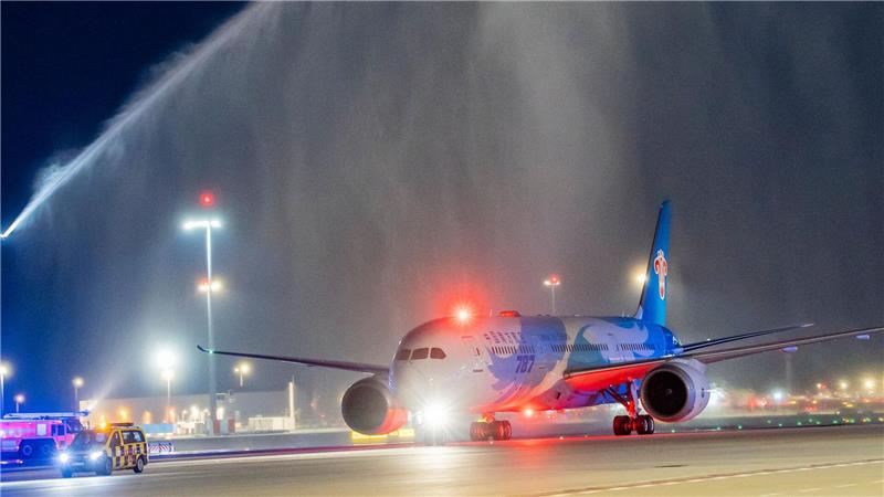 Eine Passagiermaschine von China Southern Airlines, die als erste das neue Terminal 3 angeflogen hat, wird mit Wasserfontänen am Flughafen Frankfurt begrüßt.