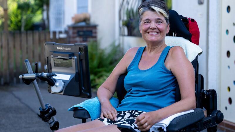 Eine Patientin, die ihrer unheilbarer Krankheit trotzt.