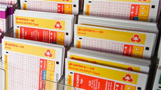 Lotto- und Totoscheine in einem Zeitschriftenladen. 