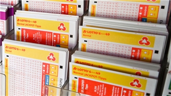 Lotto- und Totoscheine in einem Zeitschriftenladen. 