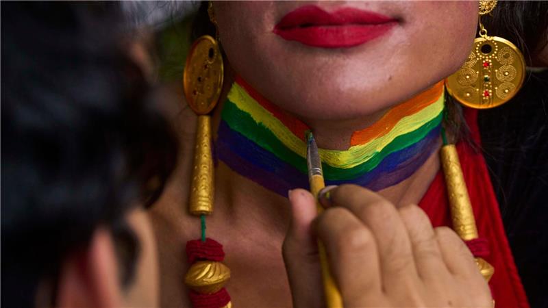 Bilder des Tages Eine Person bekommt den Hals in Regenbogenfarben für die Pride Parade in Kathmandu, Nepal bemalt.