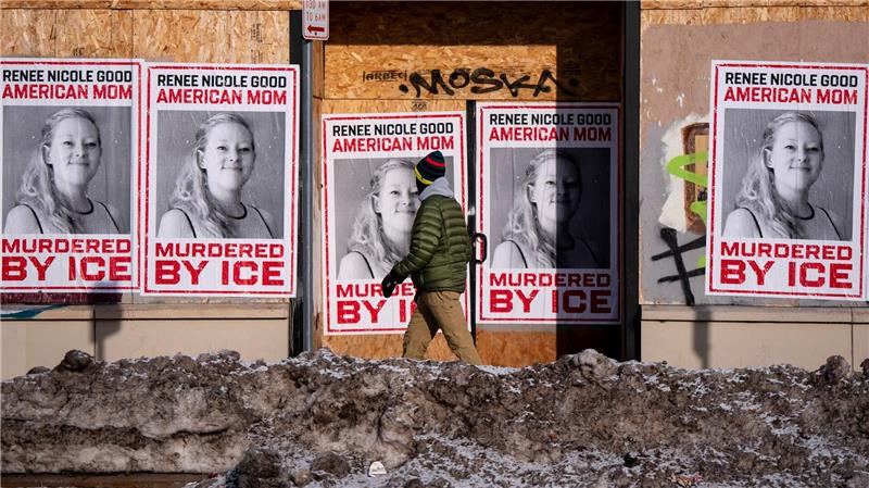 Eine Person geht in Minneapolis an einem Schild für Renee Good vorbei, die Anfang der Woche von einem ICE-Beamten tödlich erschossen wurde.