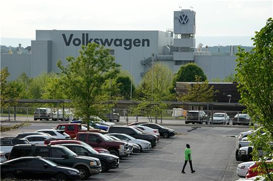 Eine Person geht über den Parkplatz des Volkswagen-Werks in Chattanooga, Tennessee.