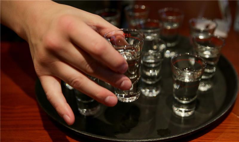 WHO fordert höhere Steuern auf Alkohol Eine Person greift nach einem gefüllten Schnapsglas. Mehr als zehn Millionen Menschen sterben laut der Weltgesundheitsorganisation (WHO) jedes Jahr durch Alkoholkonsum oder ungesunde Ernährung.