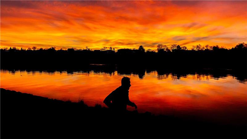 Eine Person joggt während des Sonnenuntergangs in Lewiston.