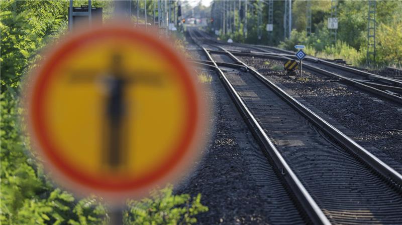 Blick auf die leeren Gleise einer Bahnstrecke.