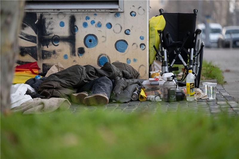 Bericht: Zahl der Wohnungslosen deutlich gestiegen Eine Person liegt in der Innenstadt unter einem Schlafsack. Die Zahl der Wohnungslosen in Deutschland ist neuen Berechnungen zufolge im vergangenen Jahr deutlich gestiegen.