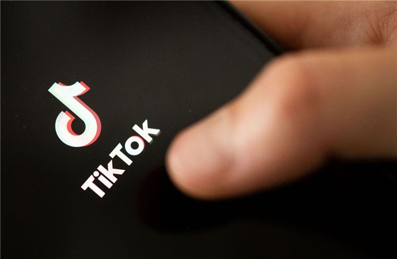 Somalia will Tiktok und Telegram verbieten Eine Person öffnet die Tiktok-App.