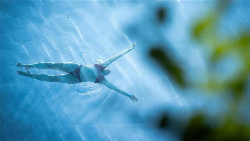 Eine Person schwimmt im Sky Pool in der Nähe der US-Botschaft in Nine Elms, Südlondon. 