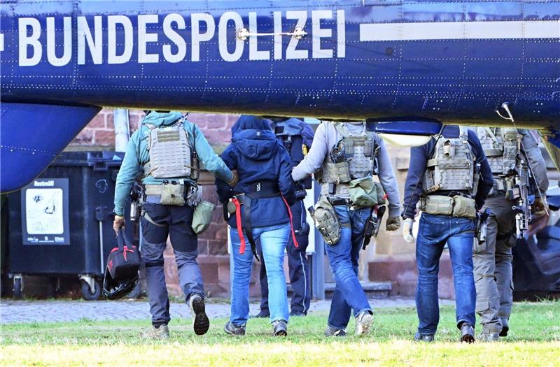 Bundesanwaltschaft: Haftbefehl gegen Klette eröffnet Eine Person wird aus einem Hubschrauber geführt, bei der es sich möglicherweise um Daniela Klette handeln könnte.