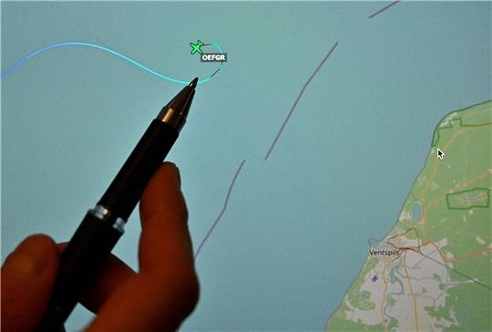 Eine Person zeigt mit einem Stift auf die letzte bekannte Position der Cessna mit der Kennung OE-FGR.