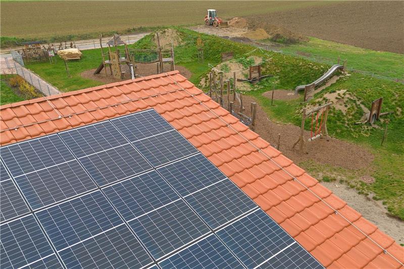 Gestiegene Preise und Zinsen - Kämmerer in Sorge Eine Photovoltaikanlage auf dem Dach einer kommunalen Kita in Rheinland-Pfalz.