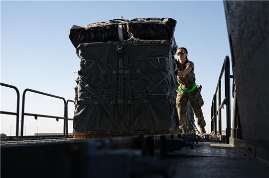 Eine Pilotin der U.S. Air Force lädt Paletten mit humanitären Hilfsgütern, die für den Gazastreifen bestimmt sind, an Bord eines Flugzeugs.