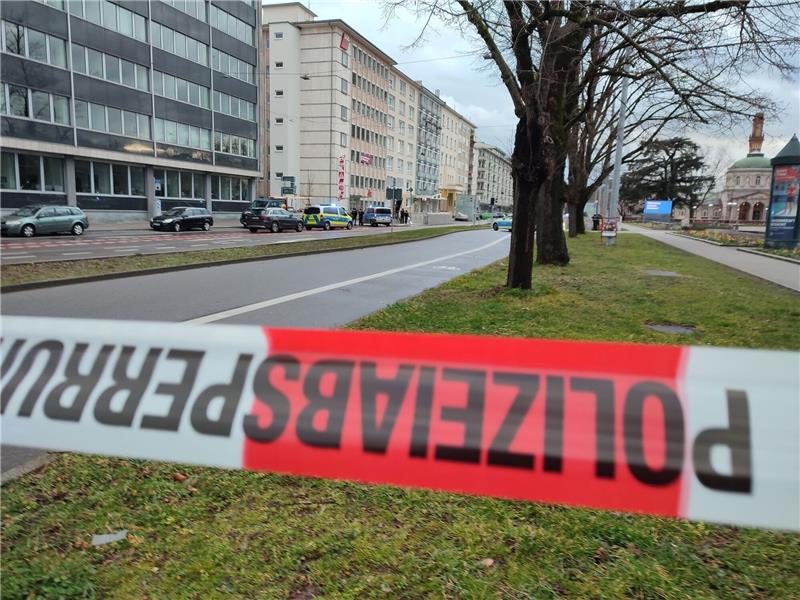 Eine Polizeiabsperrung in der Innenstadt von Karlsruhe.