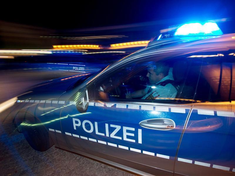 Versuchter Einbruch in ein Hotel in Wolfshagen Eine Polizeistreife fährt zu einem Einsatz. Foto: Patrick Seeger/dpa/Symbolbild