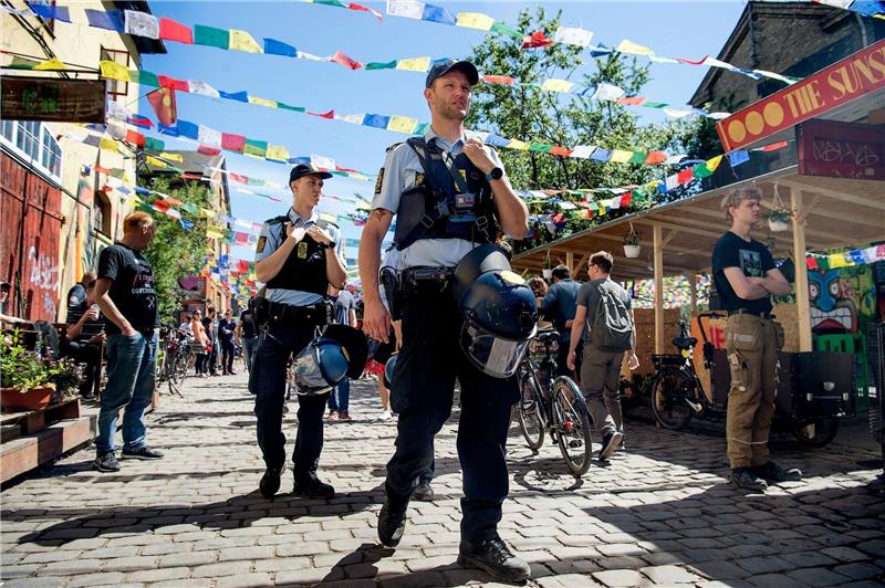 Härtere Strafen für Cannabis-Handel in Kopenhagen Eine Polizeistreife kontrolliert die Pusher Street in der alternativen Siedlung Christiania.