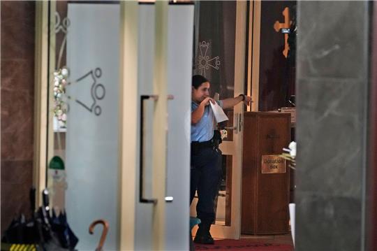 Eine Polizistin bei der Spurensuche in der Christ the Good Shepherd Church in Wakeley.