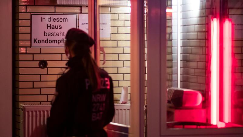 Illegale Prostitution: Behörden kämpfen gegen Menschenhandel Eine Polizistin nimmt an einer gemeinsamen Razzia von Ordnungsamt, Polizei, Ausländerbehörde und Steuerfahndung im Rotlichtviertel teil. Auch im Landkreis hat es eine solche übergreifende Aktion gegeben, sie richtete sich gegen illegale Prostitution.
