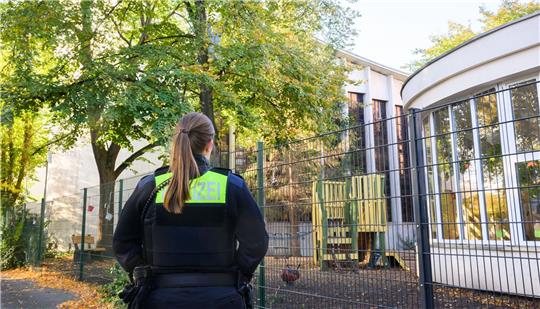 Eine Polizistin steht vor der Synagoge in Hannover.