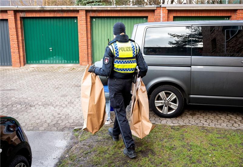 Hundertjährige getötet - Enkel unter Tatverdacht Eine Polizistin trägt Beweismittel aus einem Mehrfamilienhaus. Eine Hundertjährige soll dort von ihrem Enkel getötet worden sein.