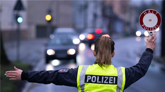 Eine Polizistin wurde bei einer Verkehrskontrolle in Bovenden verletzt (Symbolbild).