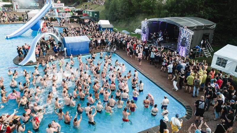 Das Geheimnis um den Headliner ist gelüftet Eine Poolstage dürfte es in der Festivalszene nicht allzu häufig geben.