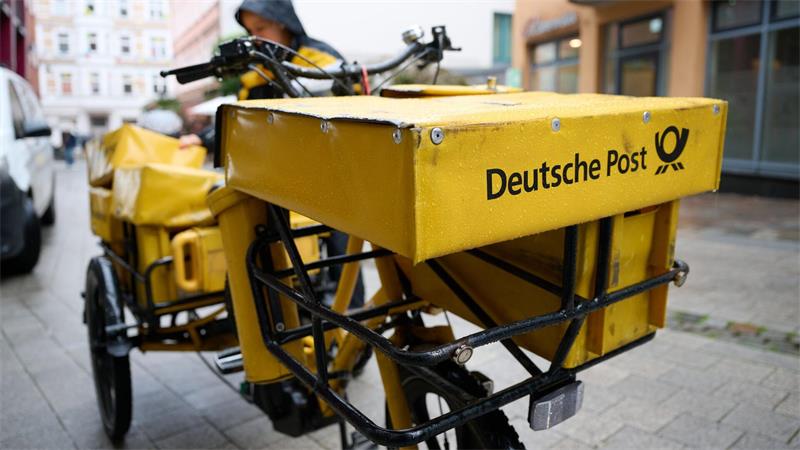 Eine Postbotin bei der Arbeit. 