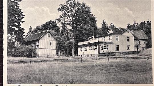 Eine Postkarte aus dem Kindersanatorium. Das ehemalige Kurhotel in Festenburg wurde von Irmgard Dahm, einer Verwandten der Warburgs zu einer Stätte für unterernährte Großstadtkinder umgestaltet. Auch Aby Warburgs Tochter unterstützte das Projekt