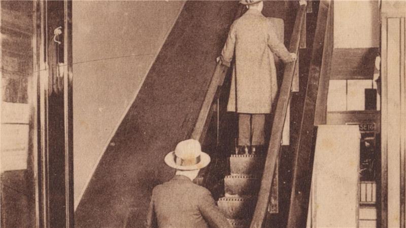 Eine Postkarte aus dem Kölnischen Stadtmuseum zeigt die erste deutsche Rolltreppe im Kölner Kaufhaus Tietz im Jahr 1925.