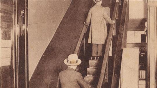 Eine Postkarte aus dem Kölnischen Stadtmuseum zeigt die erste deutsche Rolltreppe im Kölner Kaufhaus Tietz im Jahr 1925.