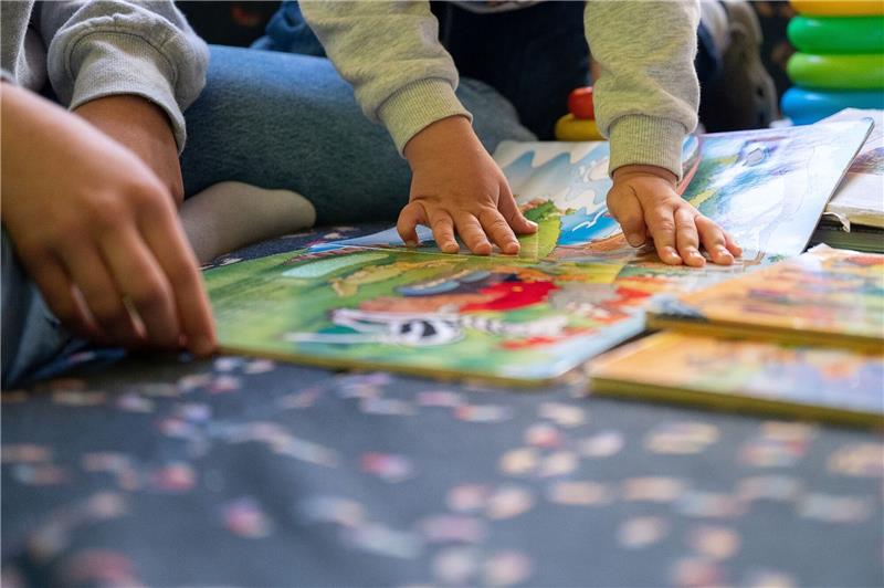 Volksinitiative für kleinere Kita-Gruppen hat wenig Aussicht Eine Praktikantin liest in einer Kita Kindern vor.