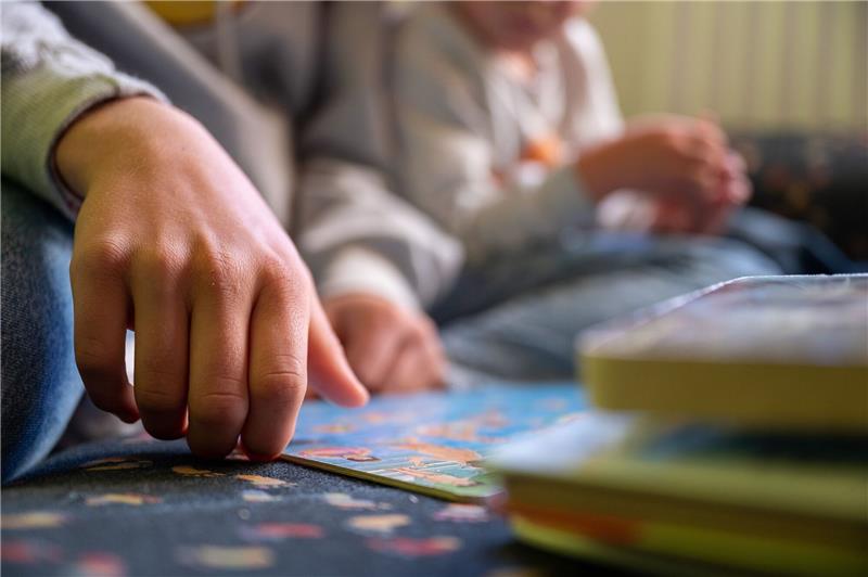 Tag der gewaltfreien Erziehung Eine Praktikantin liest in einer Kita Kindern vor..