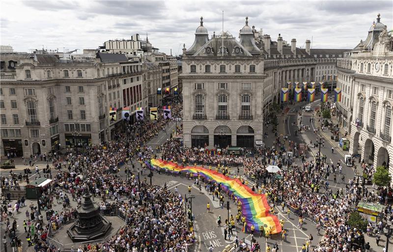 England: Segnung für gleichgeschlechtliche Paare Eine Pride-Parade im vergangenen Jahr am Piccadily Circus in London.