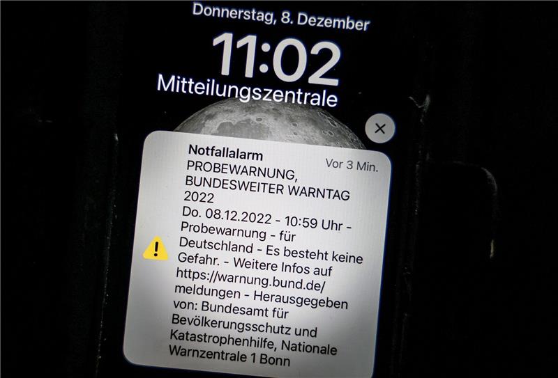 Warntag mit Fehlern: Probealarm erreicht nicht alle Handys Eine Probewarnung, die über Cell Broadcasting versandt wurde, als Push-Nachricht auf einem Smartphone.