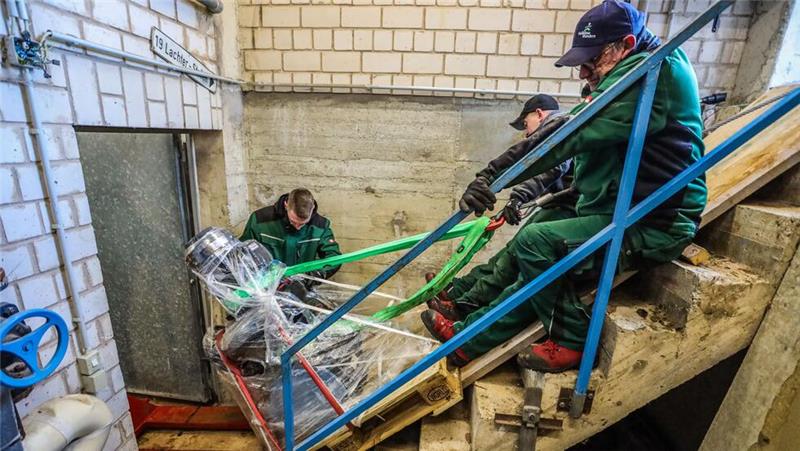 Eine Pumpe wiegt 300 Kilogramm. Besonders die Treppe zum Keller des Spiegelbads macht es den Arbeitern schwer.