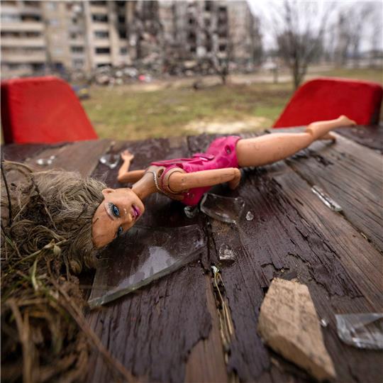 Eine Puppe liegt auf einem Spielplatz in Charkiw.