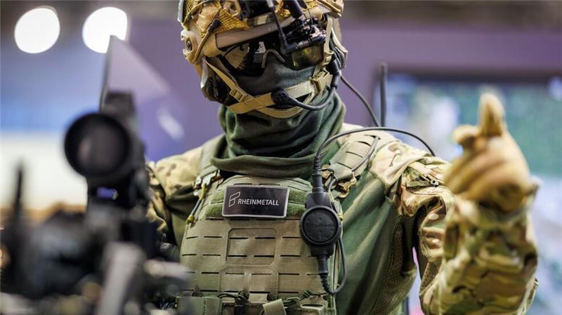 Rheinmetall-Aktie kostet zehnmal mehr als vor Ukraine-Krieg Eine Puppe mit einem Gewehr und der Kampfausrüstung „Gladus“ des Rüstungskonzerns Rheinmetall steht auf der Nürnberger Waffenmesse Enforce-Tac.